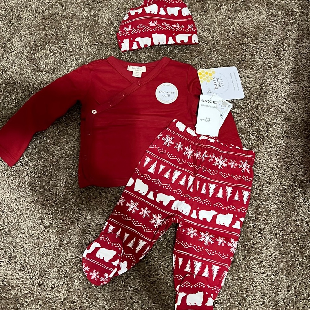 Sells pick 🥰NWT burts bees baby. Newborn. 3 piece set.